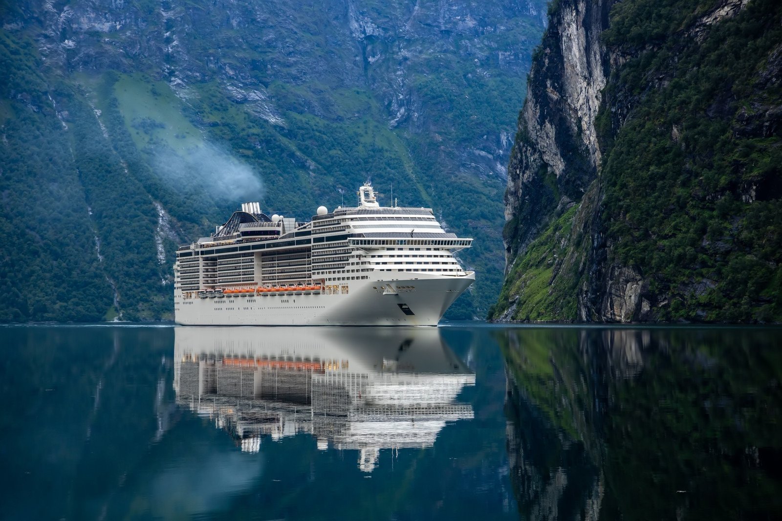 Cruises from Los Angeles | Call Now: +1 (866) 285-1224